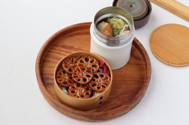 「白菜と豚肉のおでん風」「れんこんの照り焼き丼」２品弁当