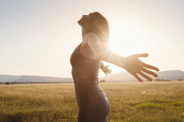 手を広げる女性