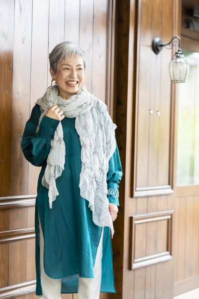 グレイヘアと白のストールで上品な印象。白は、顔回りをパッと明るく見せてくれる万能カラーでもあるので、大人世代こそ取り入れましょう。