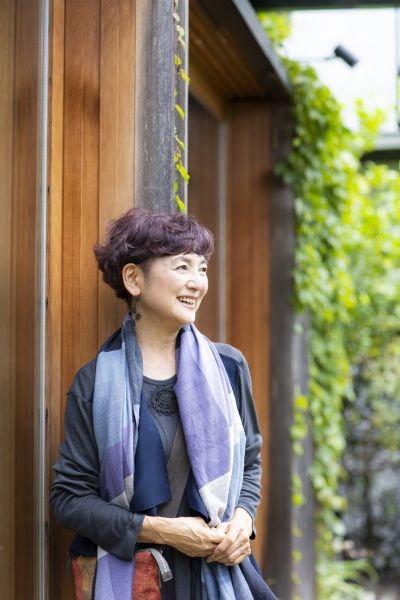 手づくりの黒のピアスがアクセント。顔回りのアクセサリーで遊べるのもショートヘアのいいところです。