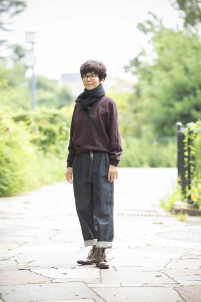 こちらはシンプルなスウェットに太目のデニムというカジュアルなスタイリング。眼鏡やストールといった小物使いが映えるのもコンパクトなショートヘアがなせるワザ。