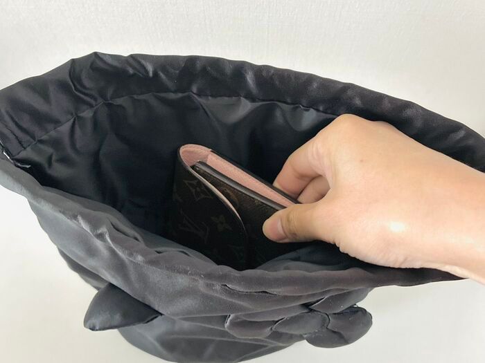 高級感たっぷり！！【50代・60代】ハイブランド級の真っ黒ポーチを〈付録〉でゲット。冬のお散歩バッグにぴったりですよ♪