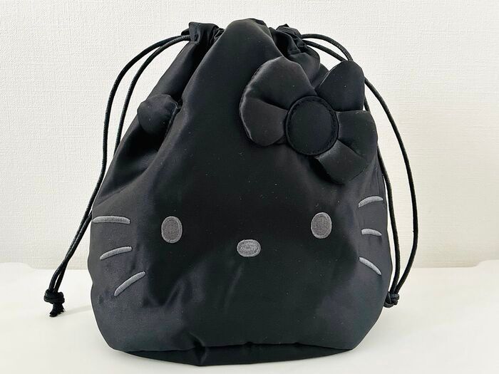 高級感たっぷり！！【50代・60代】ハイブランド級の真っ黒ポーチを〈付録〉でゲット。冬のお散歩バッグにぴったりですよ♪