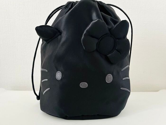 高級感たっぷり！！【50代・60代】ハイブランド級の真っ黒ポーチを〈付録〉でゲット。冬のお散歩バッグにぴったりですよ♪