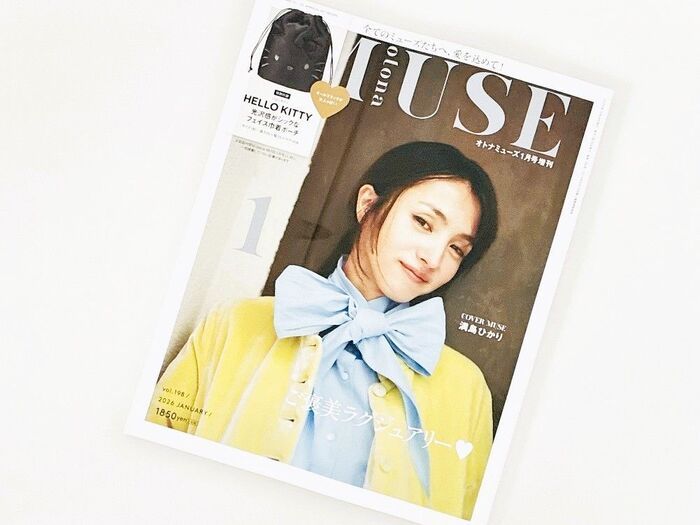 高級感たっぷり！！【50代・60代】ハイブランド級の真っ黒ポーチを〈付録〉でゲット。冬のお散歩バッグにぴったりですよ♪