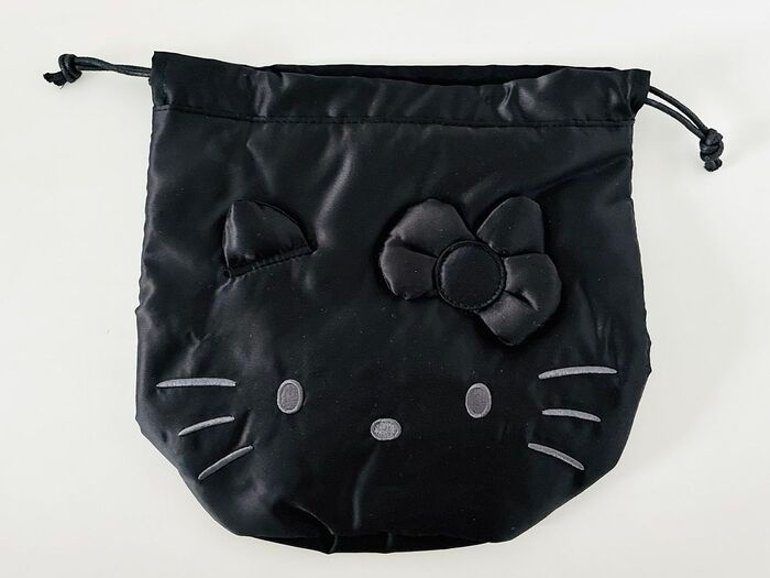 高級感たっぷり！！【50代・60代】ハイブランド級の真っ黒ポーチを〈付録〉でゲット。冬のお散歩バッグにぴったりですよ♪