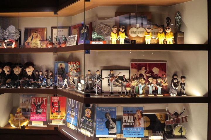 シャネルズのゴールドディスク、ビートルズのフィギュア、左上には藤井風のサインも。ズラリと並ぶ栄光の軌跡。