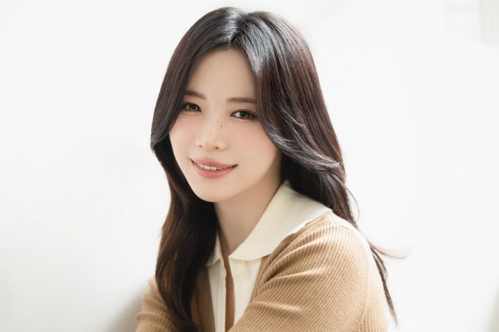 NiziU MAYA、デビューから現在を“色”で例えるなら？ ファンやメンバーとの出会いが「私を強くしてくれた」 width=