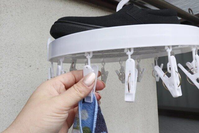 ダイソー シューズが干せるピンチ付ハンガー（16ピンチ）