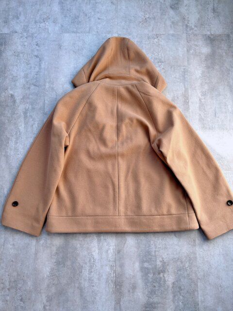 GUコージーメルトンショートフーディコート BROWNの背面