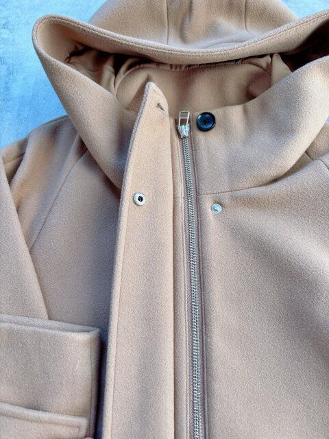 GUコージーメルトンショートフーディコートのフロント部分