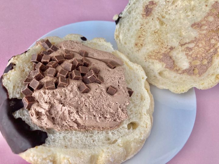 味わい・ボリュームに大満足！【ファミマ】チョコ尽くしの新作メロンパン