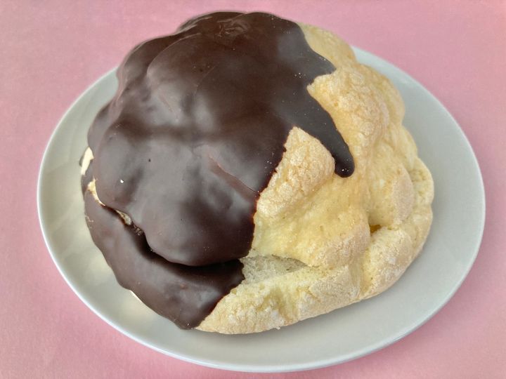 味わい・ボリュームに大満足！【ファミマ】チョコ尽くしの新作メロンパン