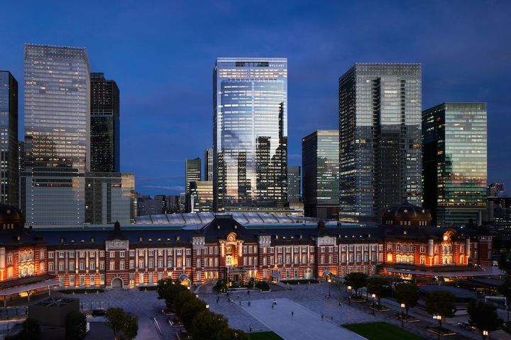 東京駅を見下ろす東京ミッドタウン八重洲の1階にエントランス。40階から45階の全フロアを占める。