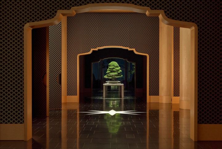 ロビーの床に輝く意匠は、ブランドのシンボル、エイトポイントスター。8つの角を持つ星は、幸運や繁栄を意味するラッキーシンボル。