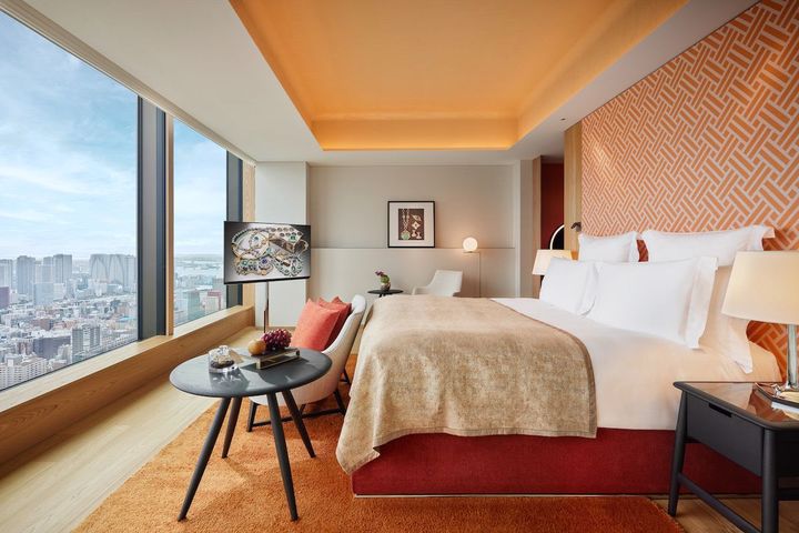 京都「細尾」の西陣織のベッドライナーや、日本の伝統的な要素を取り入れた「デラックスルーム」。