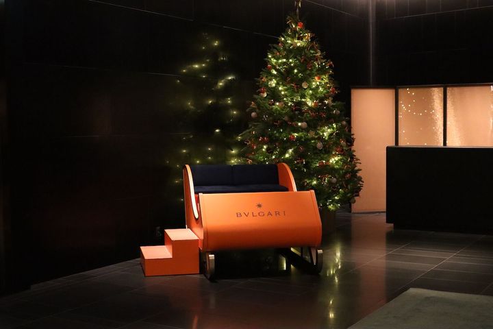 1階のエントランスロビーでは、華やかなクリスマスツリーがゲストを迎える。
