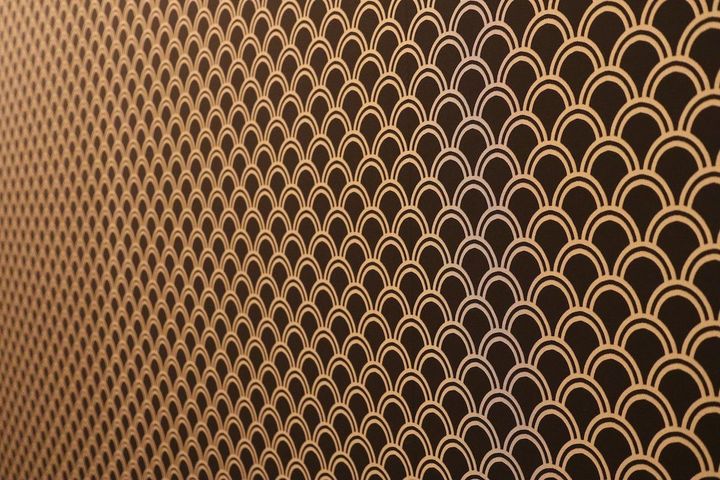 壁面の扇形のモザイクは、穏やかな波が永遠に続く様子を表す東洋の青海波と、ブルガリの「ディーヴァ ドリーム」のモチーフになった古代ローマのカラカラ浴場の意匠の融合。