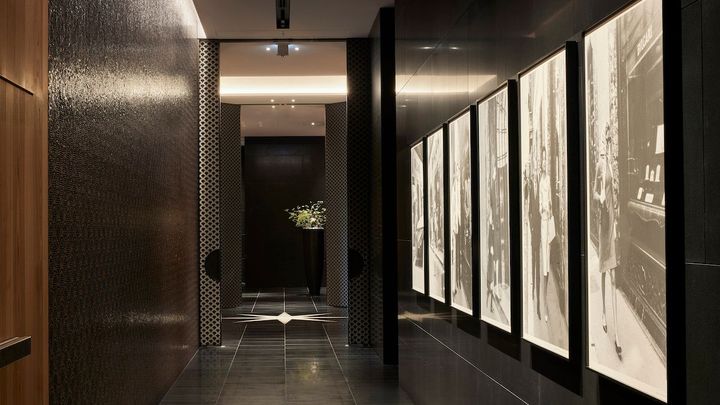 40階ギャラリーの壁面には、ブルガリのローマ本店を訪れたセレブリティの写真が飾られている。