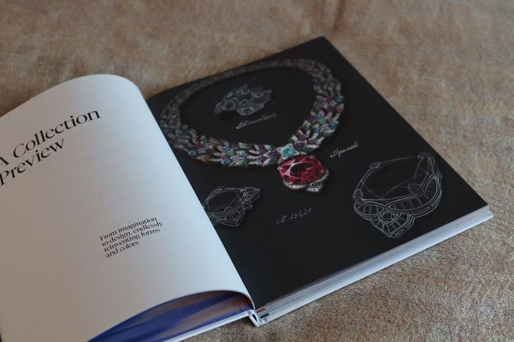 部屋にはブルガリの歴史的なピースを掲載した書籍が置かれ、ブランドの世界観に触れることができる。