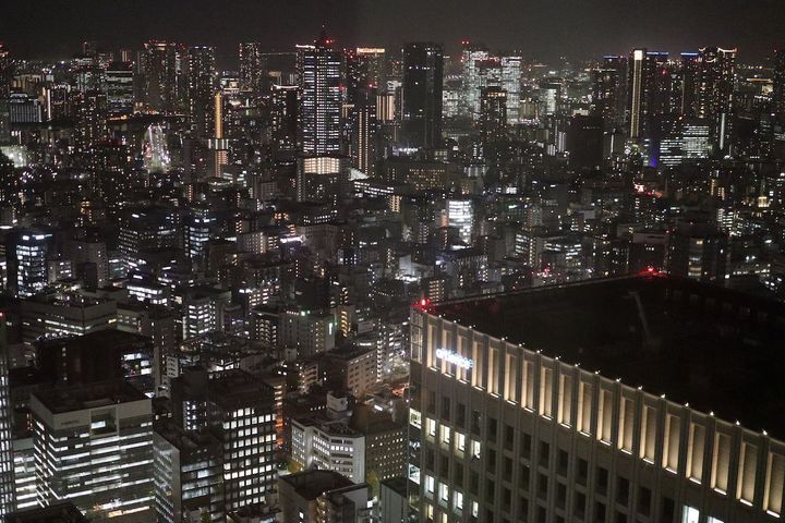 ラウンジやバーのテラス、プールサイドなど、館内の至るところから東京の美しい夜景を眺めることができる。