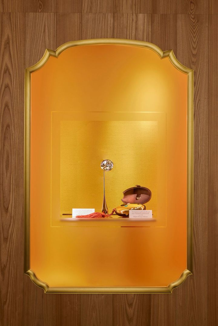 40階のウィンドウには、ブランドを象徴するハイジュエリーなどを定期的に入れ替えて展示。写真はヘリテージピースの「マウント・フジ ブローチ」。