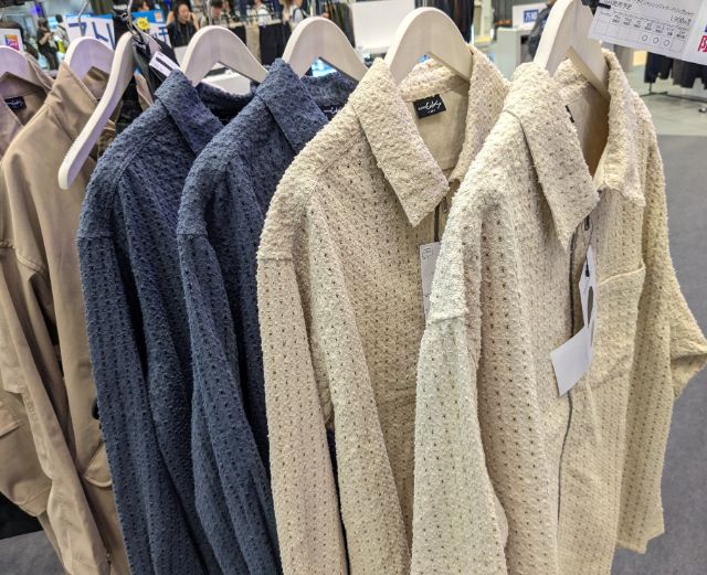 他の色のデザインメッシュジャガードジップシャツ