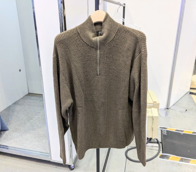 カーキのハーフジップニットプルオーバー