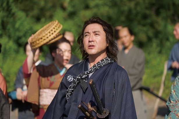 【写真を見る】ノリのよさとテンションの高さで世のなかを渡り歩く坂本龍馬 [c]2025 映画「新解釈・幕末伝」製作委員会