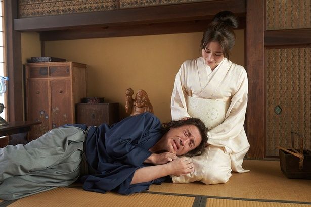 おりょうに泣きつく龍馬 [c]2025 映画「新解釈・幕末伝」製作委員会