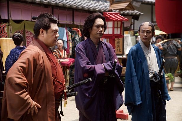 コンセプト茶屋に入るのを躊躇する近藤勇 [c]2025 映画「新解釈・幕末伝」製作委員会