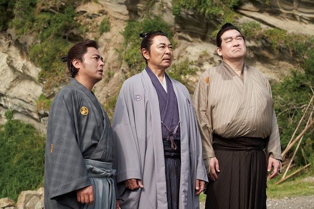 ペリー艦隊の黒船に乗り込もうとする吉田松陰たち [c]2025 映画「新解釈・幕末伝」製作委員会