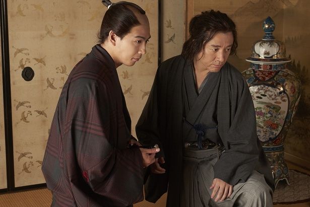 「船中八策」を掲げ、平和的な解決を目指す龍馬と後藤象二郎 [c]2025 映画「新解釈・幕末伝」製作委員会