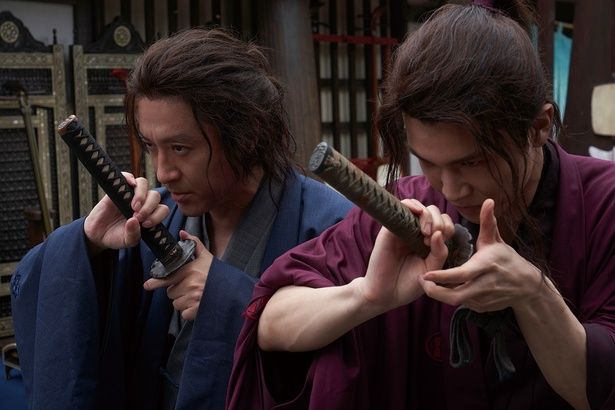 岡田以蔵と共に抜刀の構えを見せる龍馬だが… [c]2025 映画「新解釈・幕末伝」製作委員会