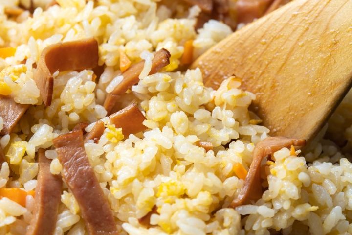 炒飯(チャーハン)をフライパンで作る調理シーン