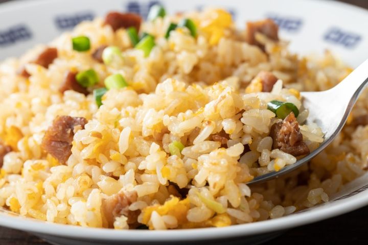 パラ、ふわ、しっとりの美味しいチャーハン パラパラのチャーハン 炒飯をレンゲですくう様子