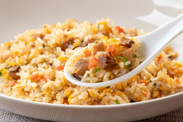 パラパラのチャーハン 炒飯をレンゲですくう様子