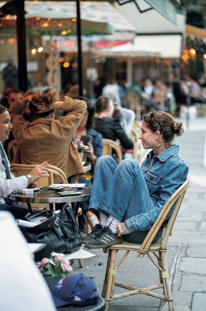 デニム on デニムには白いソックスを合わせて抜け感を演出して