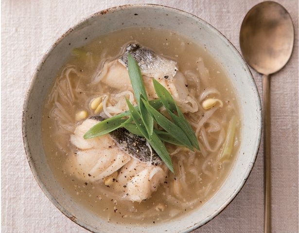 やさしい甘みの「たらと切り干し大根のスープ」 （C）たかせ さと美、広瀬貴子／KADOKAWA