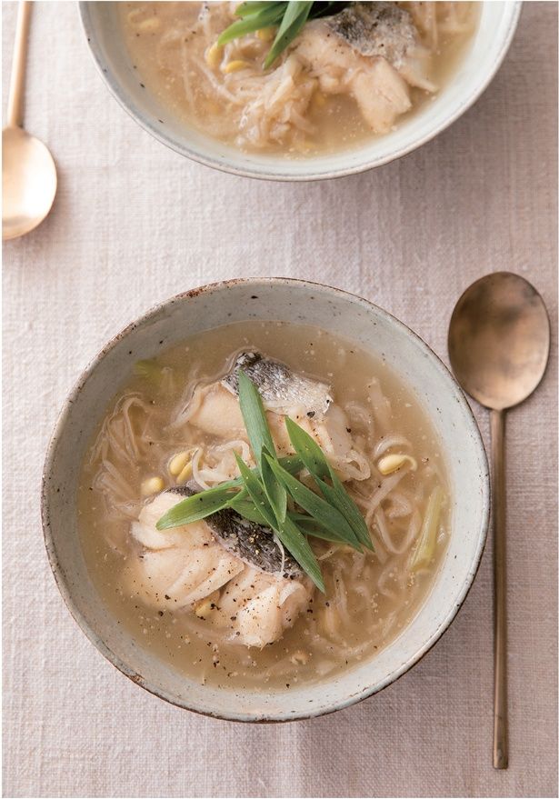 スープはやさしい甘みがあり、ほっとする味わいです （C）たかせ さと美、広瀬貴子／KADOKAWA