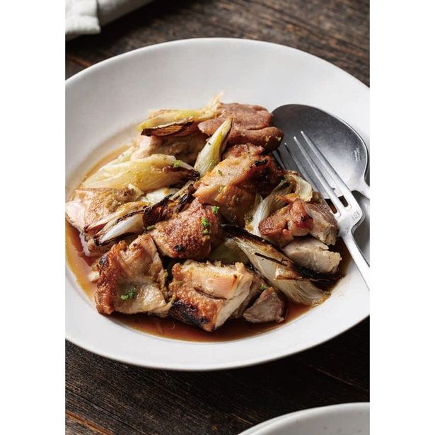 パリッと焼き上げた鶏肉に、長ねぎの甘みが寄り添います (C)Mako／KADOKAWA