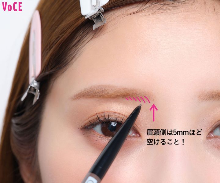 STEP３ 眉頭の下を描き足す