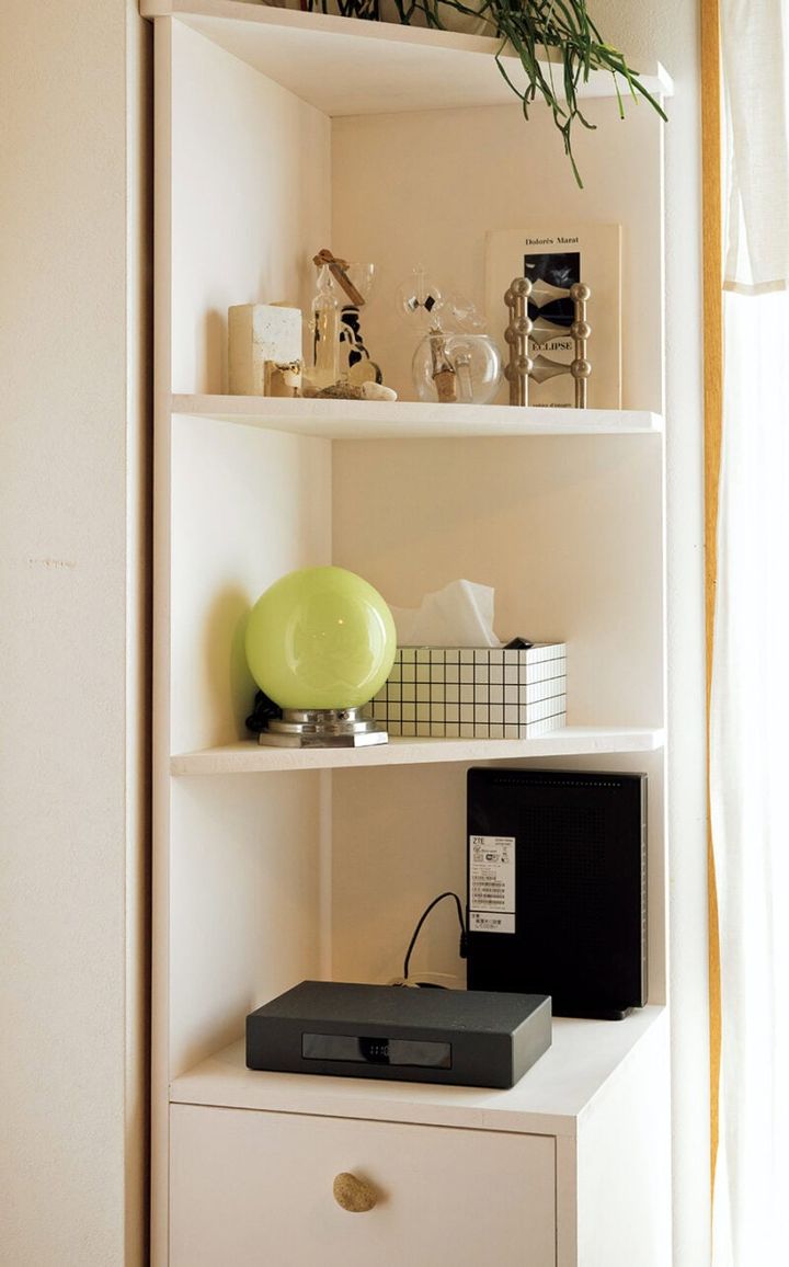 同じく父が作ったコーナーラックには、ガラス素材の雑貨を配置。