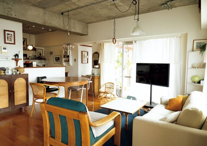 築44年のマンションの一室。開放感のあるリビングや広々としたベランダも魅力。