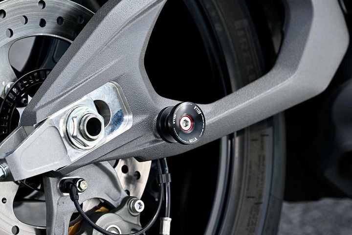 本体がジュラコン製で、万が一の転倒時には車体が受けるダメージを軽減する効果も期待できるのがスタンドフックスライダー。両持ち式スイングアームとなった新型には、こちらも装着可能だ