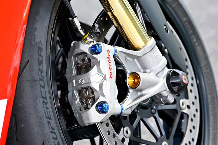 削り出しのチタンキャリパーボルトとチタンワッシャーで、ブレーキの操作性をさらに向上。チタンブレーキキャリパーオフセットカラーは、サーキット走行など、リフレクター除去時に役立つ