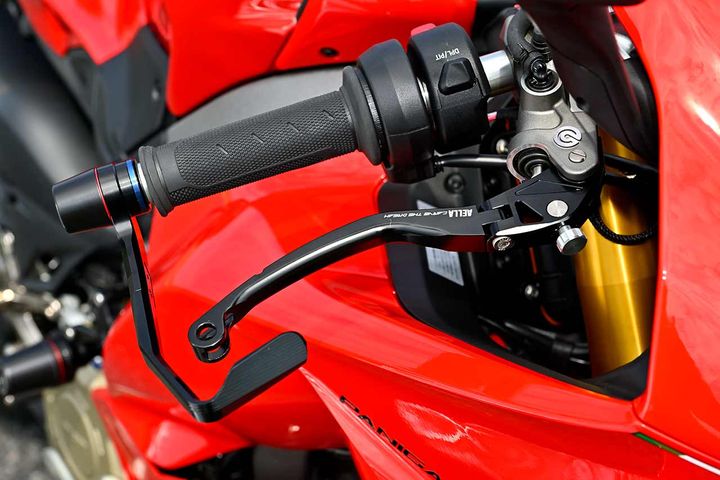 アエラのアルミビレットレバーは、秀逸な形状と高性能ベアリングがもたらす正確で滑らかな操作性に定評がある。レーシーなブレーキレバーガード＆バーエンドスライダーセットもオススメ