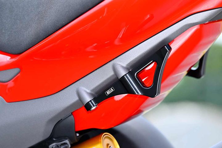 トランスポーターへの積載時などに、固定が容易になるタイダウンフック。ジュラルミン製で剛性に優れ、特色を含めてアルマイト色も豊富な設定から選べる。便利パーツでありながら、美しい