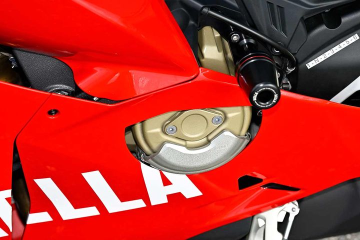 マグネシウム合金製とあって高価なエンジンケースカバーをガードする、アルミ削り出し＆無着色ハードアルマイト仕上げのプロテクター。ジェネレーター側（写真）とクラッチ側が用意される