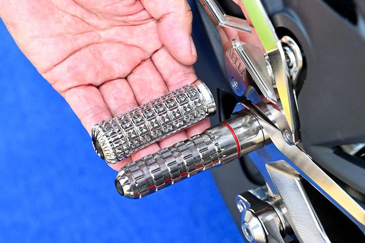 全日本ロードレース選手権を戦うチームのリクエストにより誕生したトラックタイプバー（写真上）も、オプションとして設定予定。標準仕様のカットタイプバーよりも、さらに目が細かくて鋭い